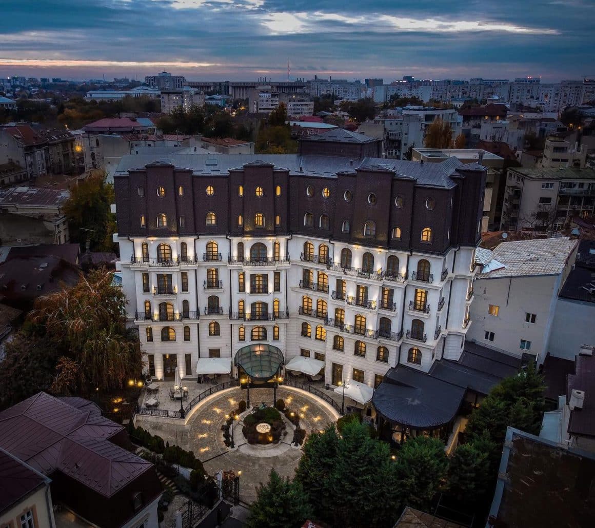 hotelul Relais & Chateaux Bucurestifotografiat din exterior, pe inserat.