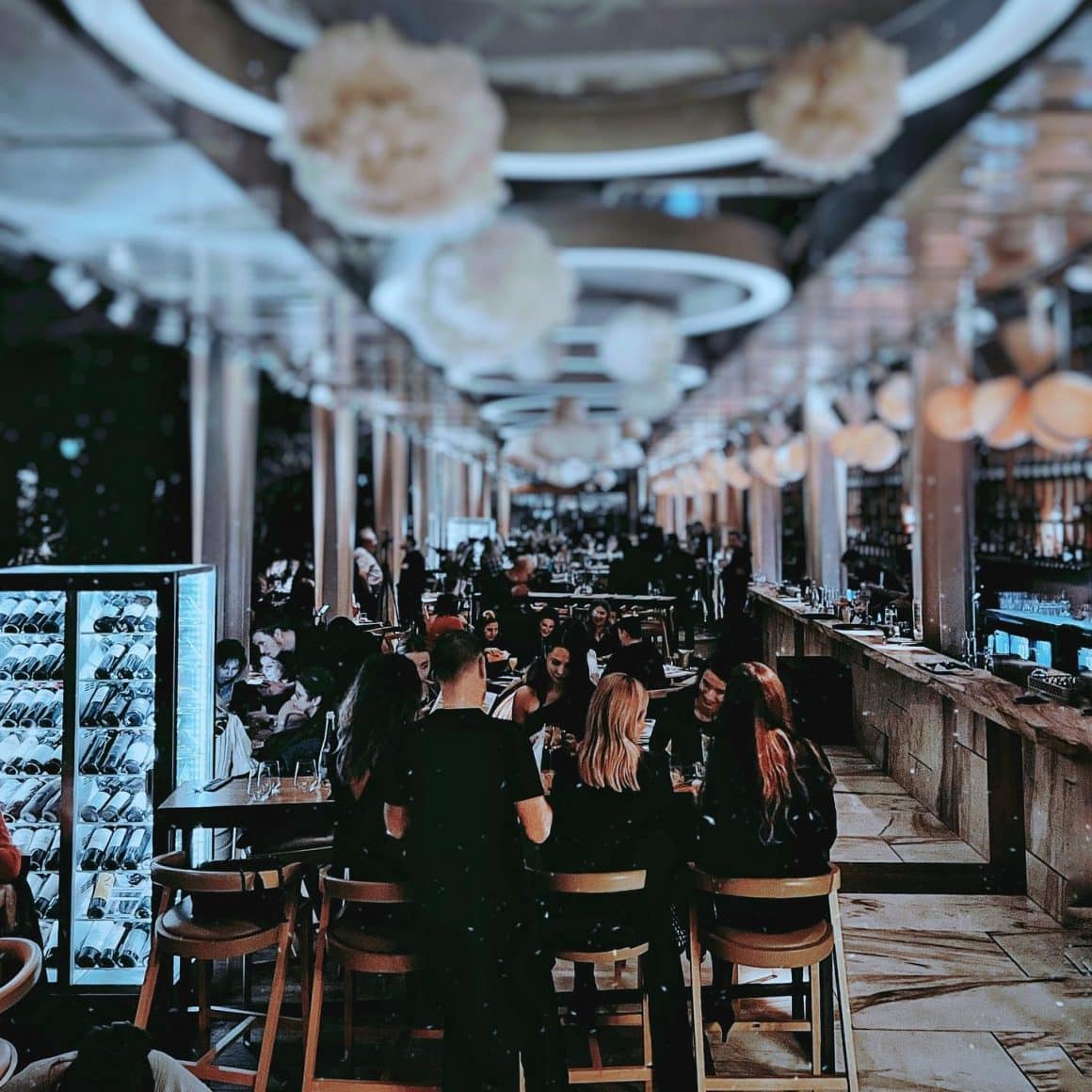 mai multi oameni iau cina la Linea, la interior