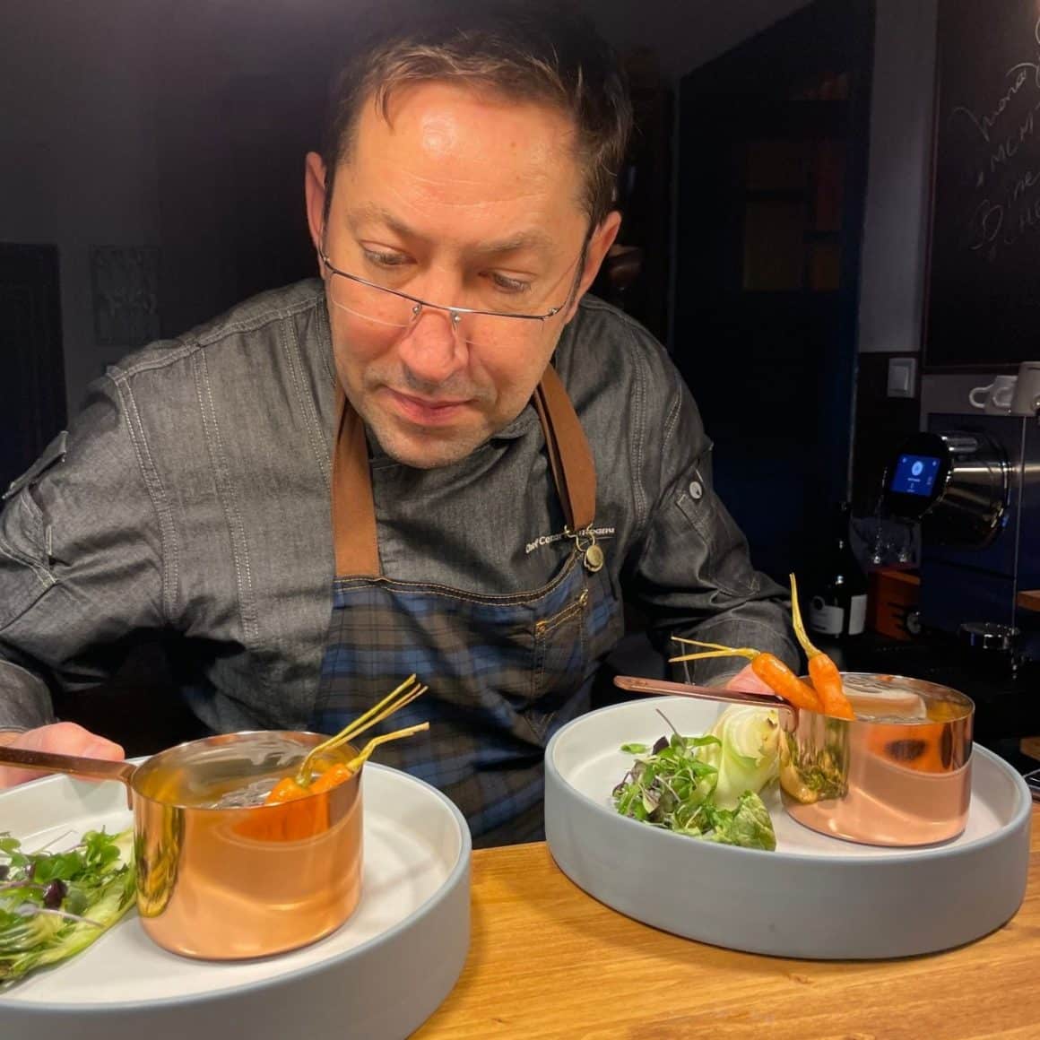 Chef Cezar Munteanu monteaza d farfurii cu preparate