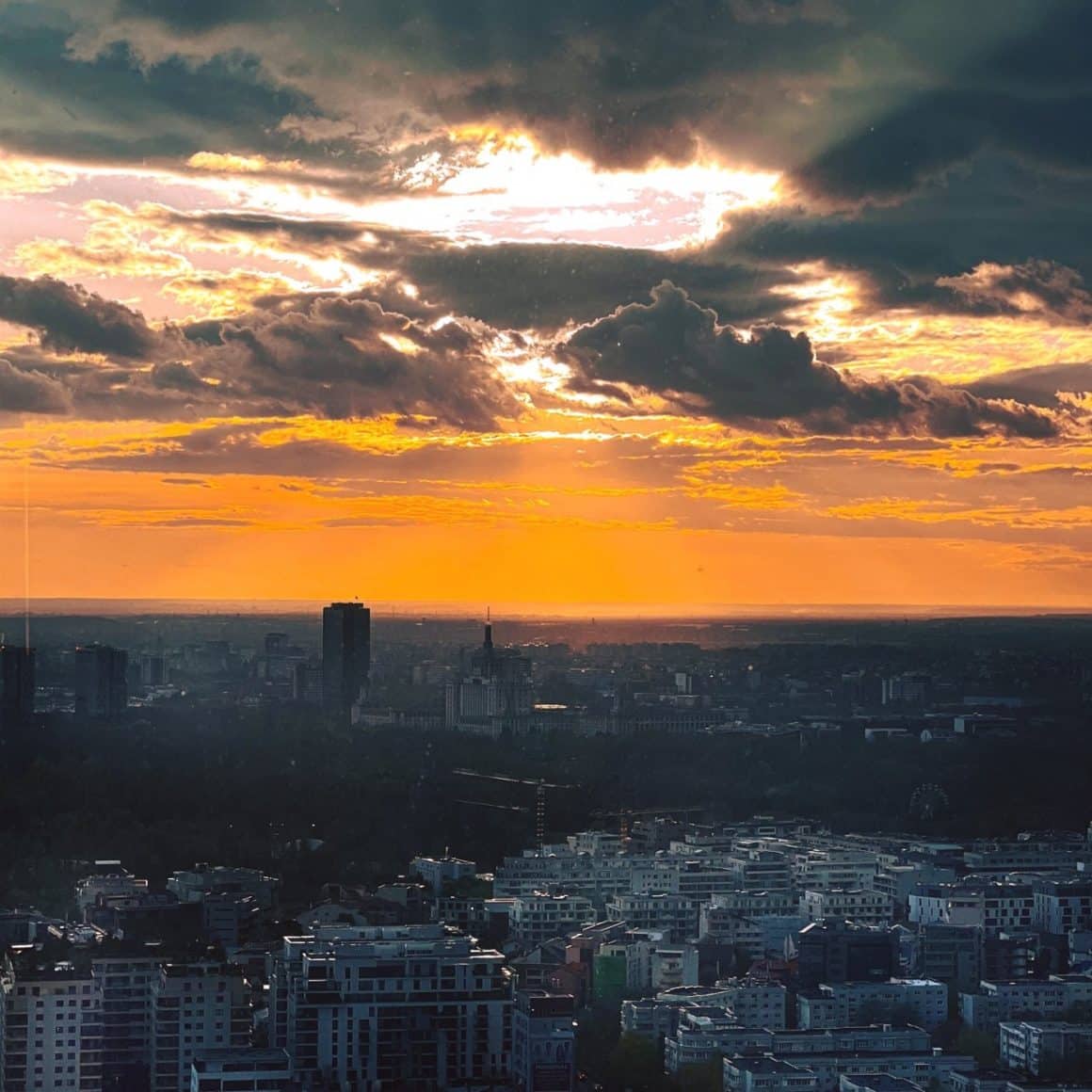 priveliste asupra orasuluilui la apus, de la restaurantul NOR București, aflat de 36 m înălțime