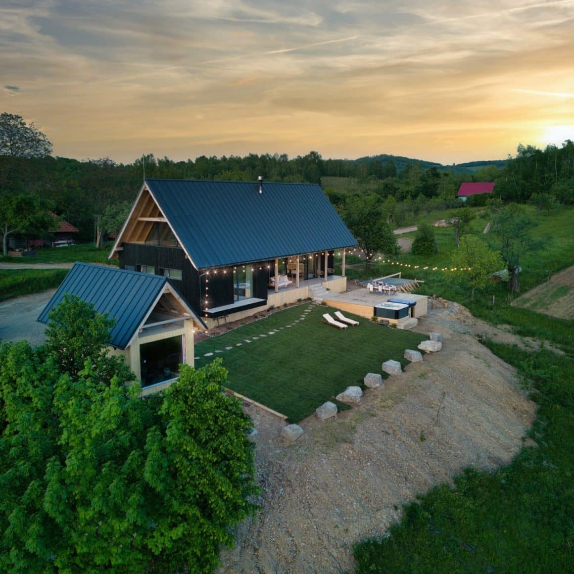 cabana Hilltop Munteni, fotografiata de la distanta, la apus