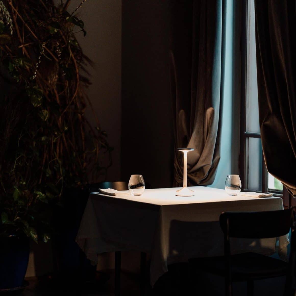 masa de 2 persoane, in fundal intunecat, luminata doar de o veioza de pe masa, la Kane București. Restaurant fine dining. Cină-experiență