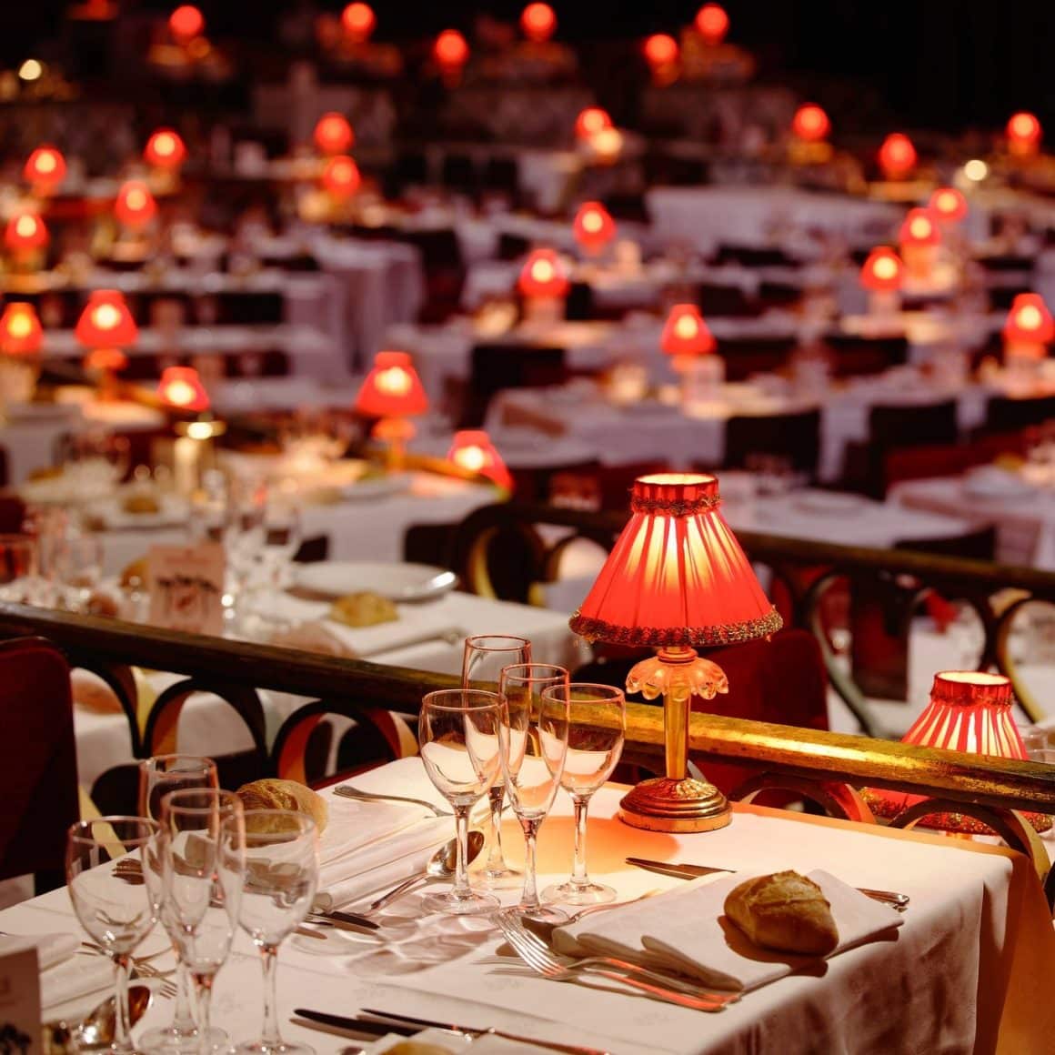 mese elegante, cu veioze mici ambientale, la Moulin Rouge