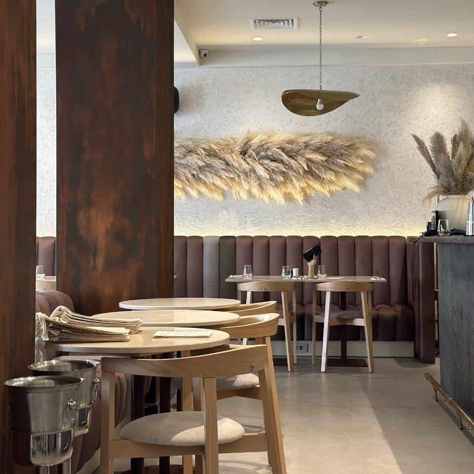 Imagine din restaurant Bistropolitan, decorat in nuante neutre, pamantii, moder si elegant.