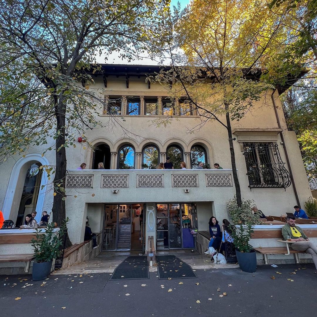 Vila boiereasca care gazduieste restaurant Le Bab Charles de Gaulle, fotografiata de afara
