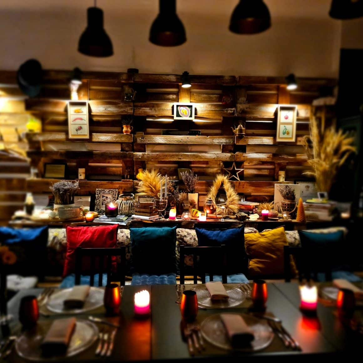 interiorul restaurantului Chef Atelier by Cezar Munteanu, restaurantul cu o masă. Cină-experiență București