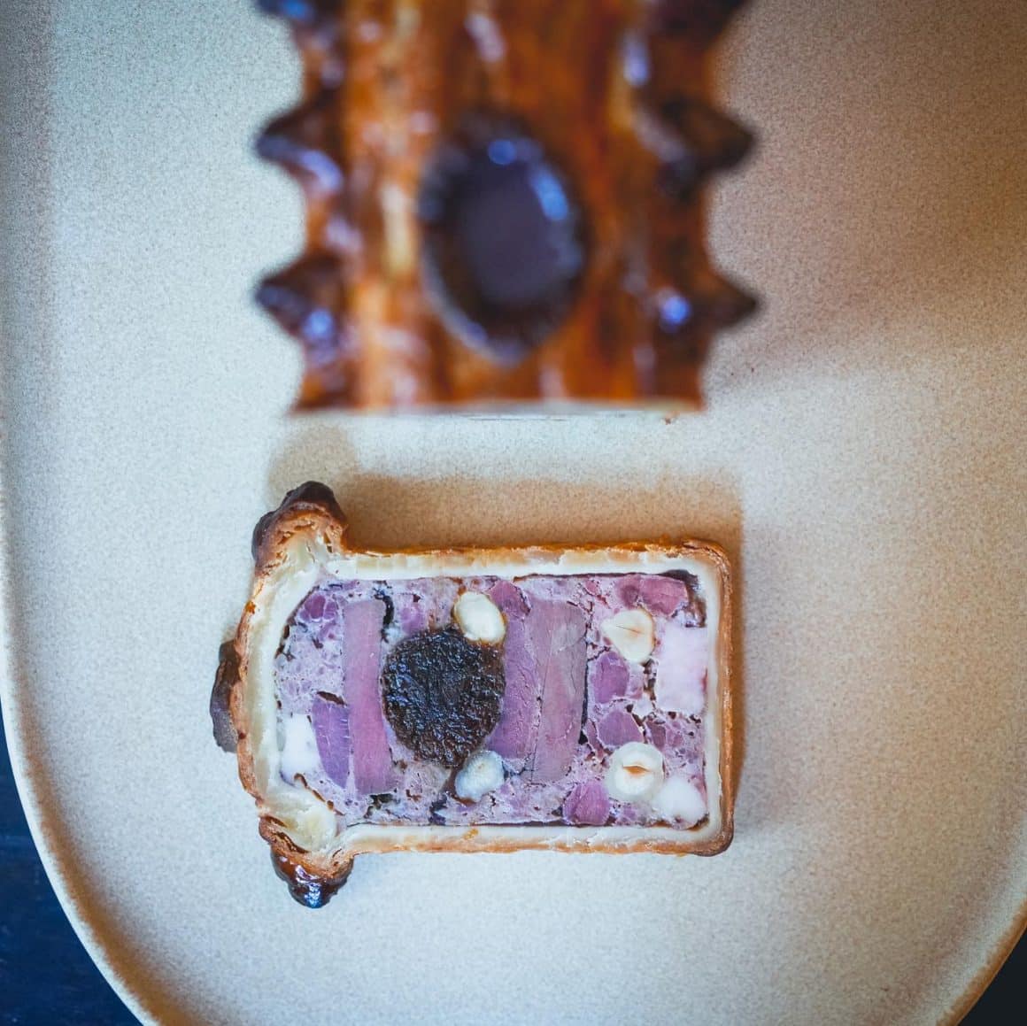 preparat de fine dining de la restaurant L'Atelier Relais & Chateaux. 