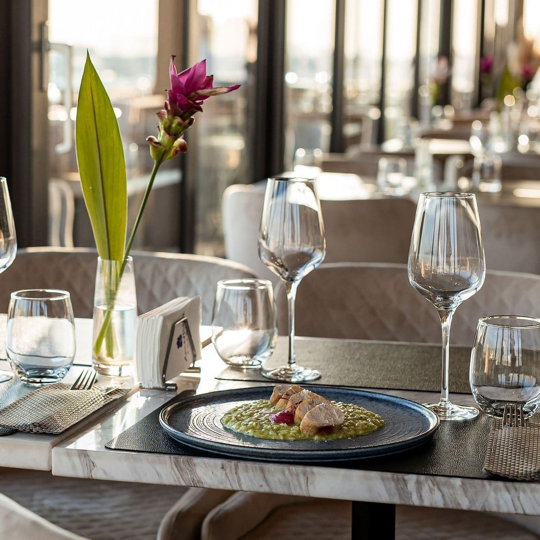 preparat de fine dining, alaturi de pahare de vin, la Amethyst restaurant