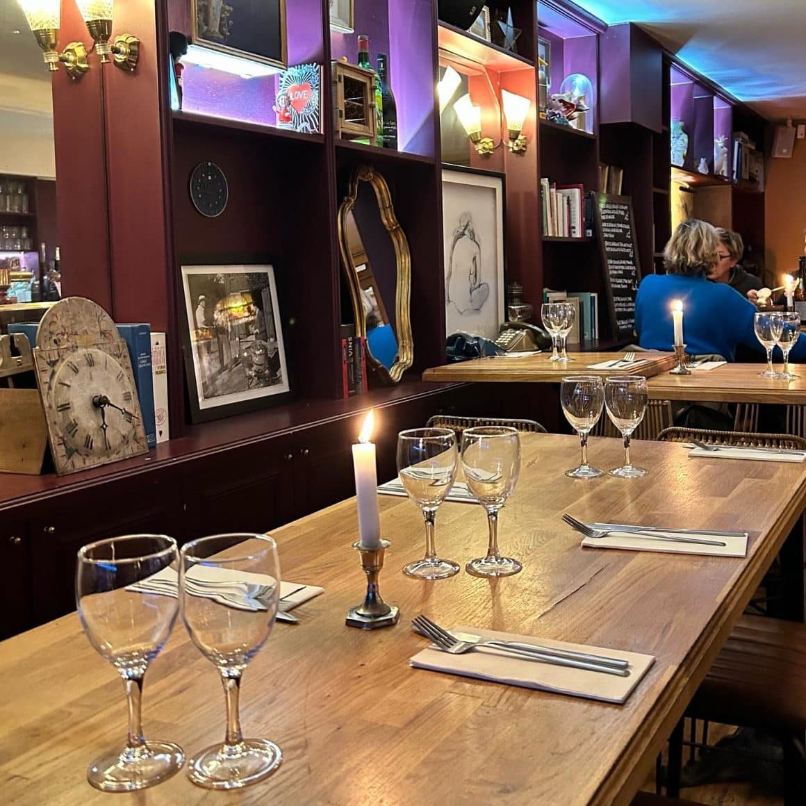 masa lunga cu pahare de vin goale si lumanari aprinse, la restaurant Vignes du Clos