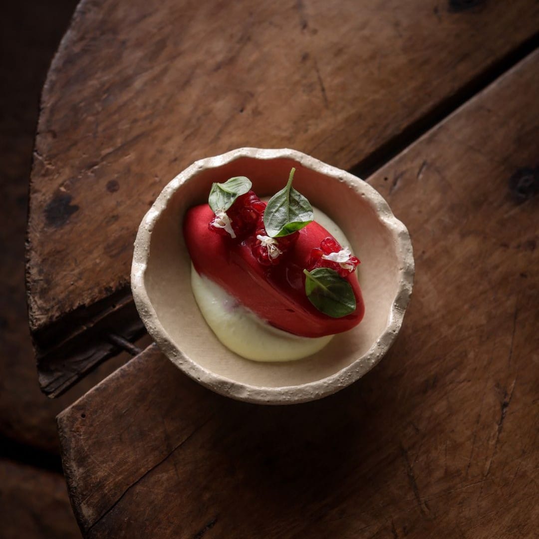 preparat de fine dining de la restaurant La Hambar. Desert