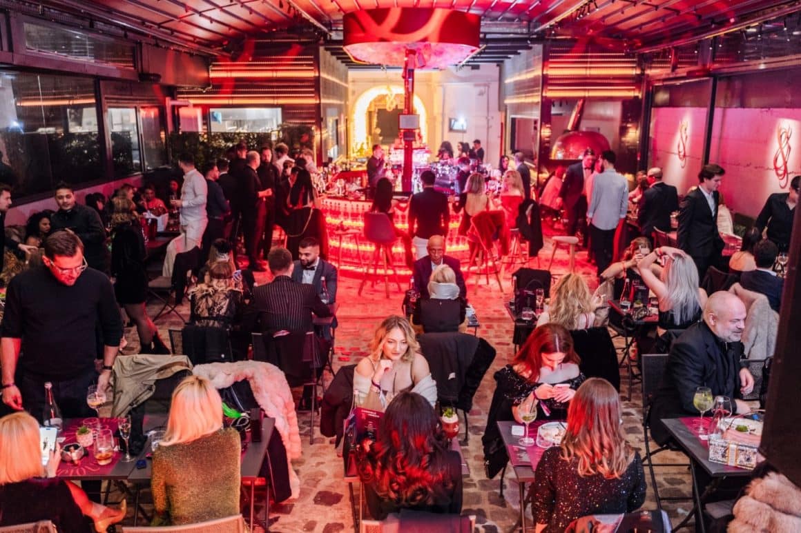 Mai multi oameni iau masa la restaurant Innocent and Delicious de ziua indragostitilor. meniuri speciale de Valentine's Day