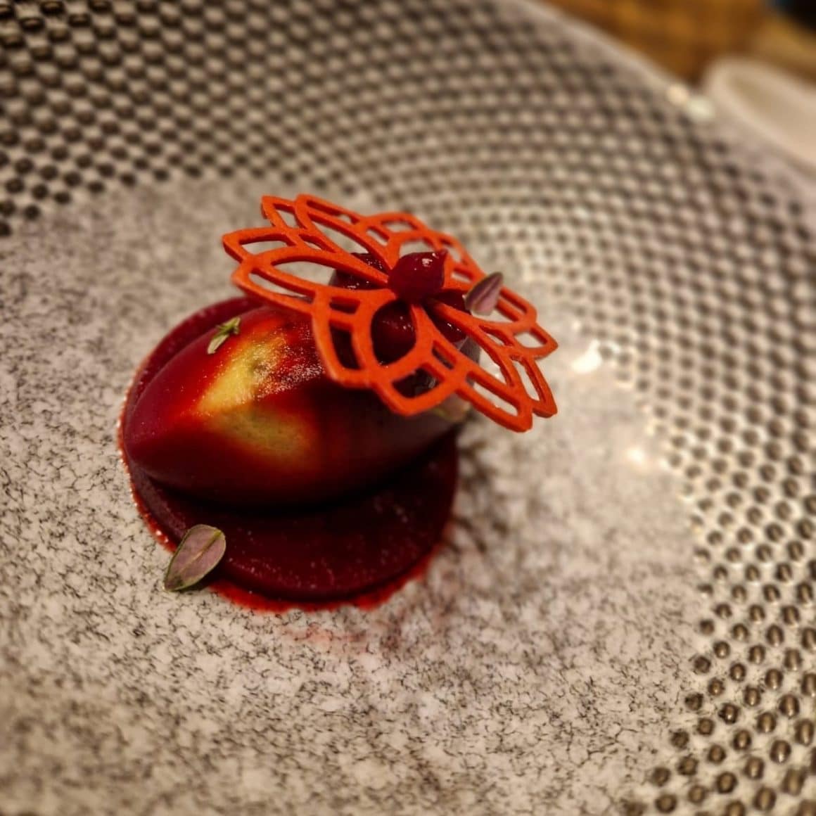 preparat de fine dining de la Chef Atelier by Cezar Munteanu, restaurantul cu o masă. 