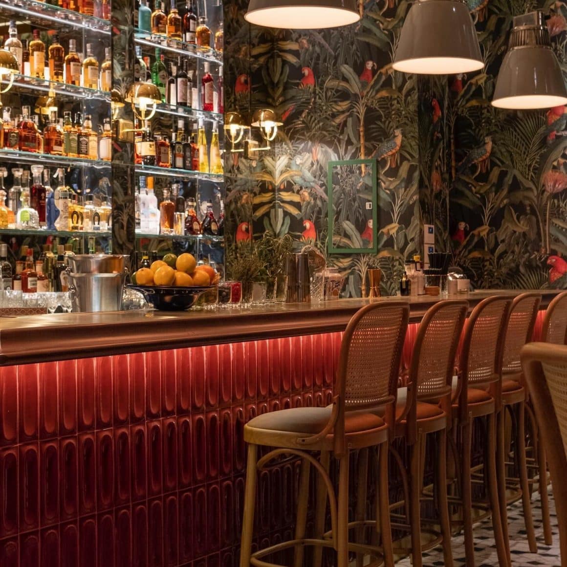 imagine cu barul de la restaurant Condesa. Unde să mergi la un coktail la prima întâlnire