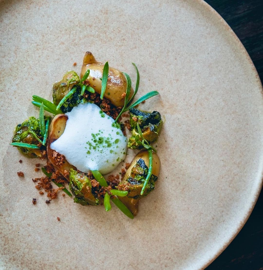 preparat de fine dining de la restaurant L'Atelier Relais & Chateaux. 