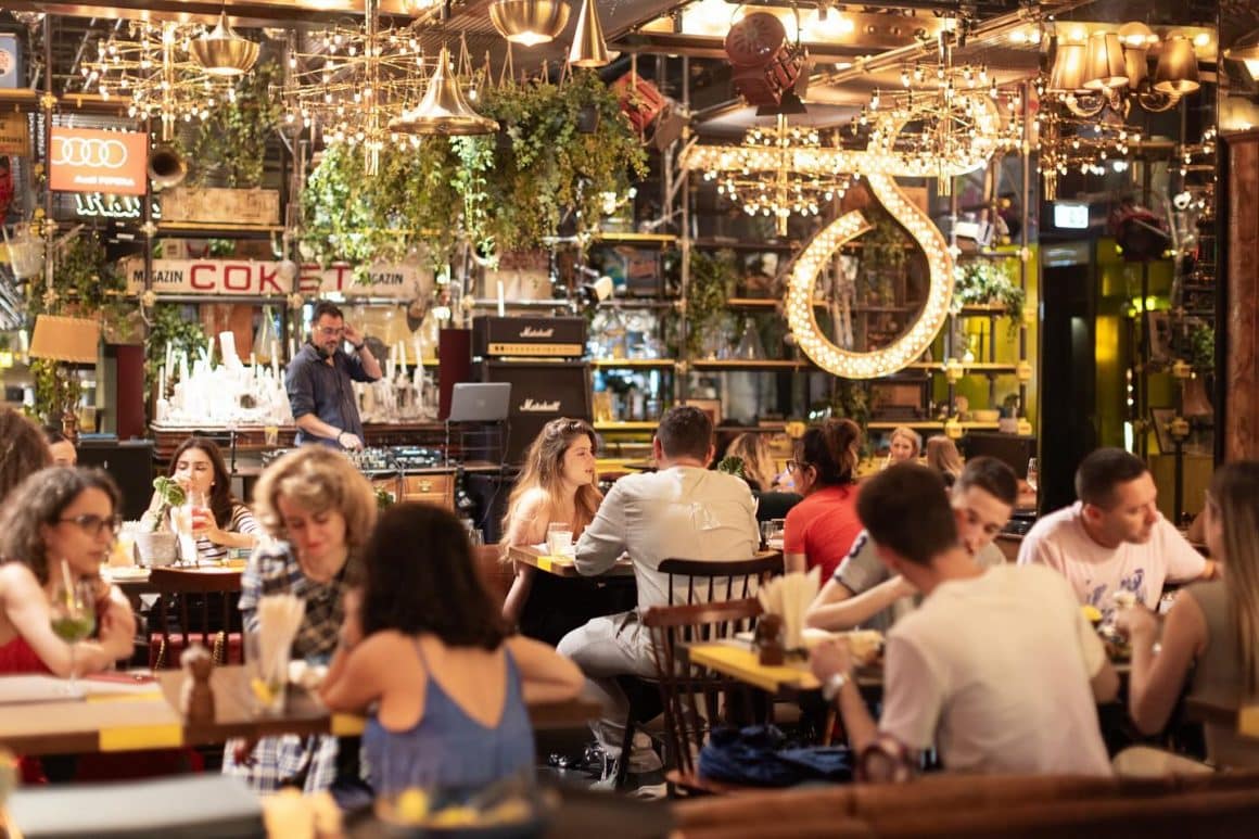 mai multi oameni iau masa la Biutiful by Fratelli de ziua indrăgostiților. Meniuri speciale de Valentine's Day