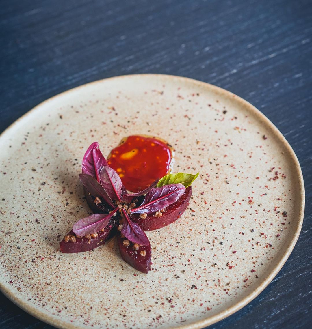 preparat de fine dining de la restaurant L'Atelier Relais & Chateaux. Cină-experiență București