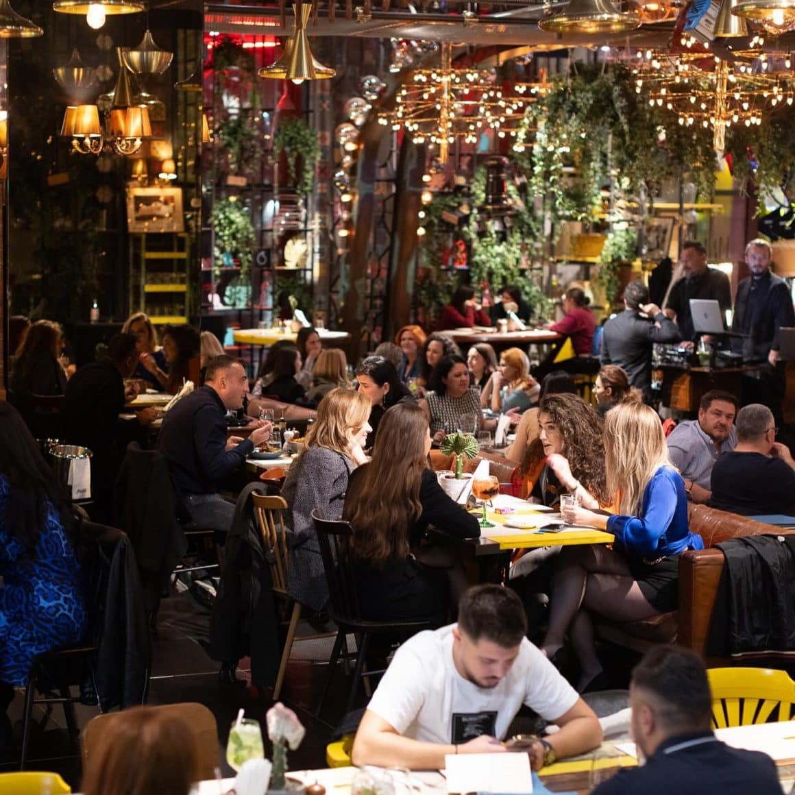 Restaurant Biutiful din Bucuresti, cu mese mari si multe elemente decorative instagramabile, unde să ieși cu prietenele în București