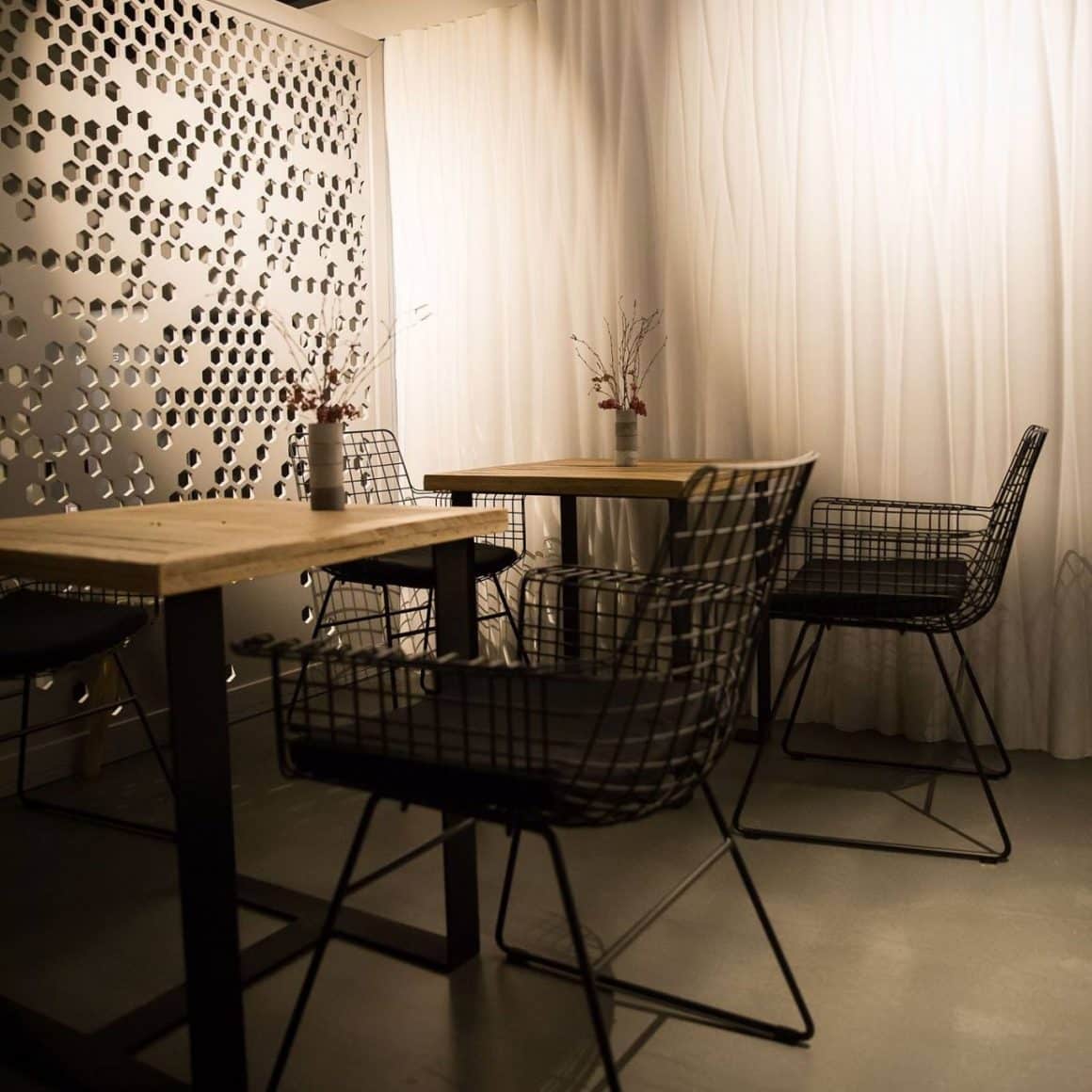 2 mese de cate 2 persoane, intr-un decor minimalist, modern, la restaurant Kaiamo București.  Cină-experiență București