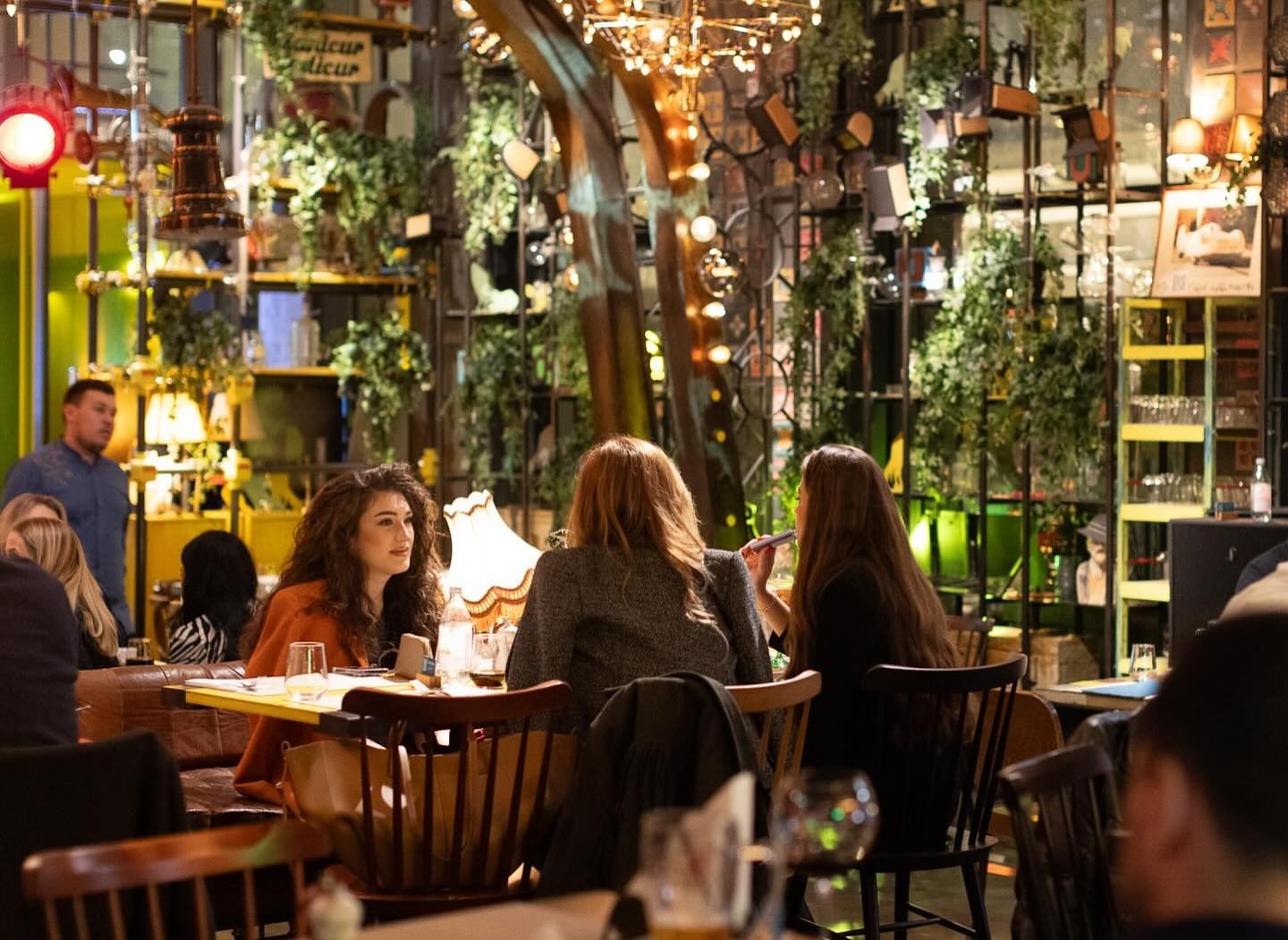 Restaurante pentru 8 martie. Unde să ieşi cu fetele, cu iubitul sau… cu mama