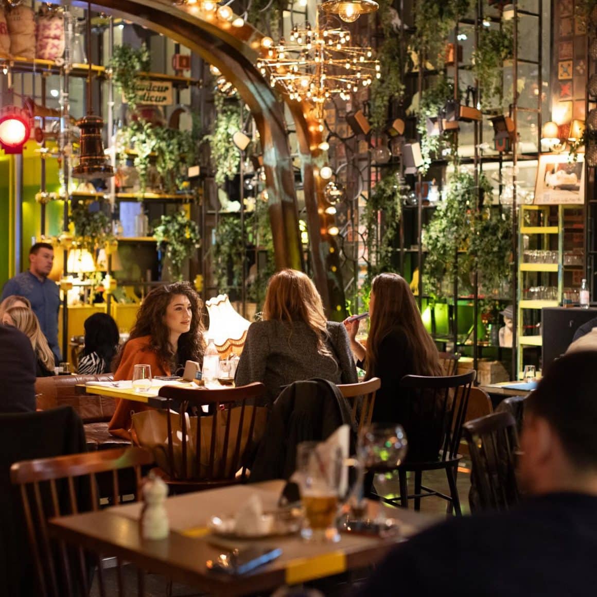 masa cu 3 prietene care au iesi in oras d emartisor la Biutiful downtown. Restaurante 1 martie