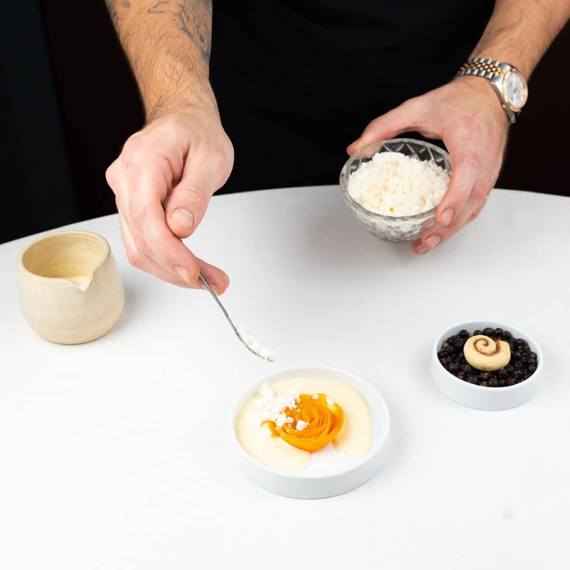 chef orneaza farfurii de fine dining