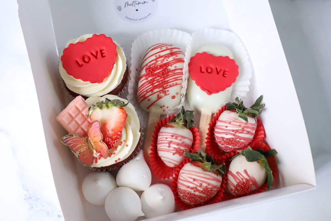 cutie cu mai multe acadele si briose de Valentines Day, la cofetaria Zmeur Bucuresti. de unde sa-i oferi ceva dulce de Ziua Îndrăgostiților