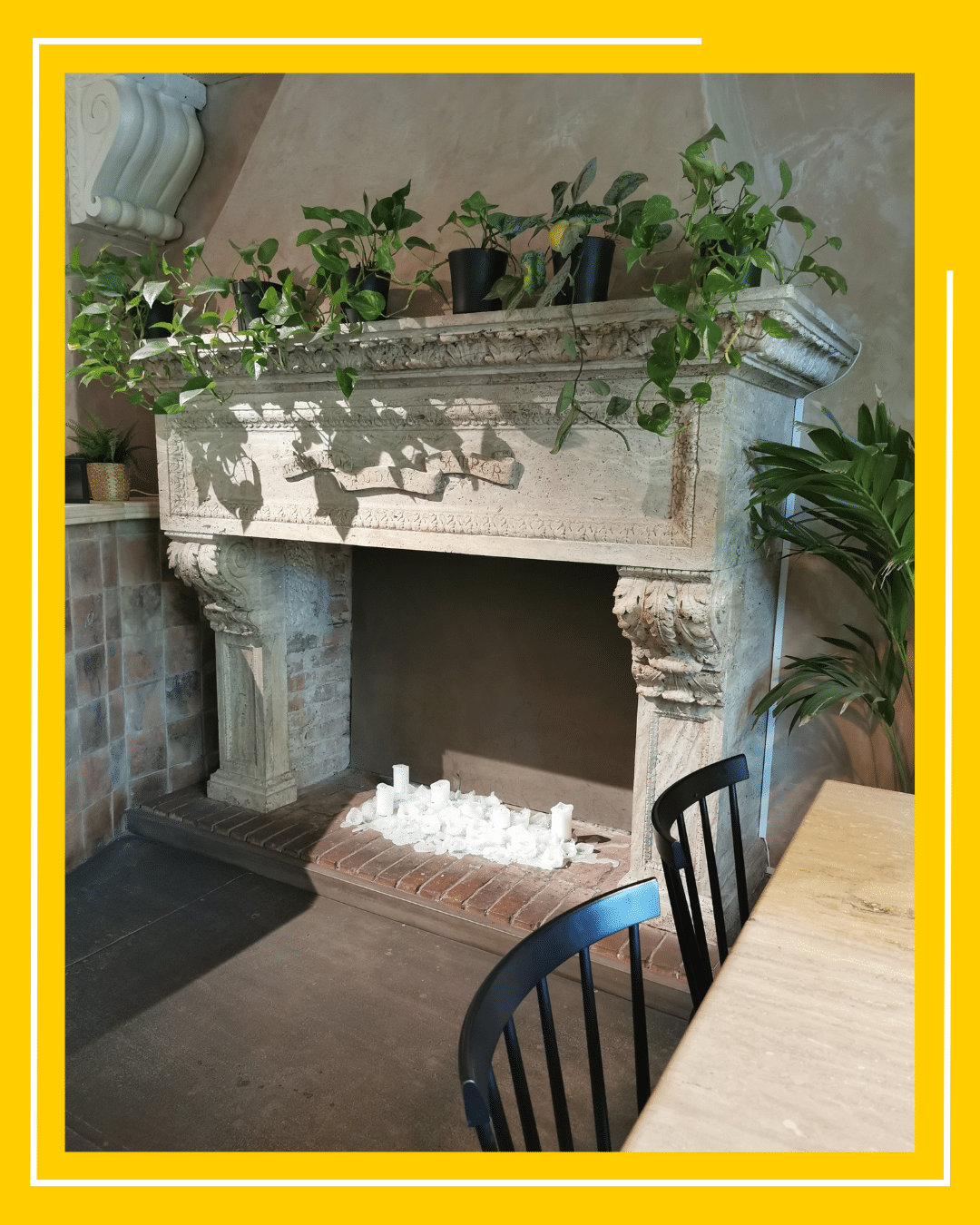 semineu decorat cu plante si lumanari