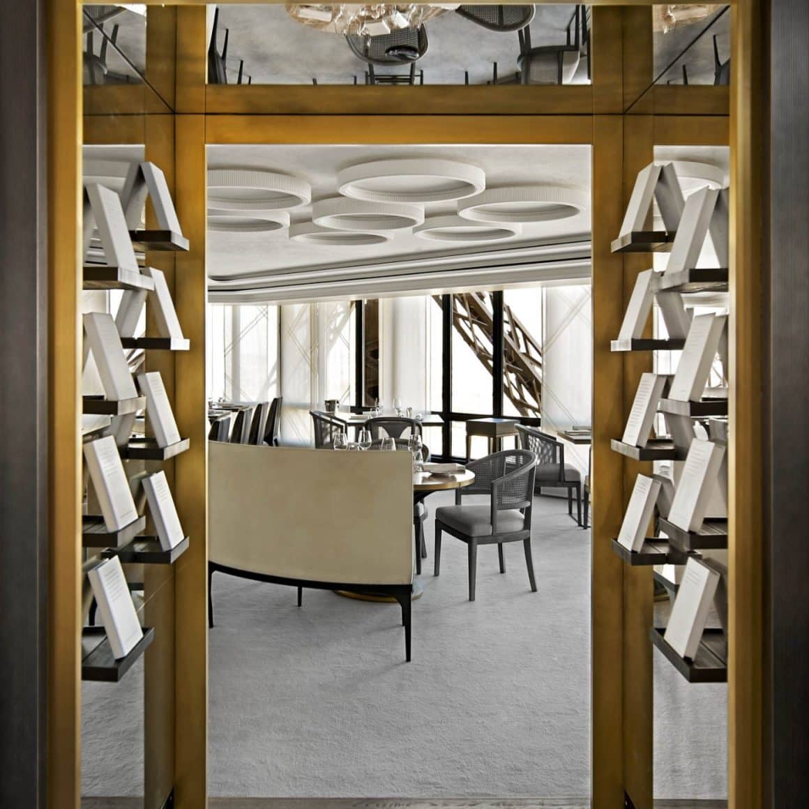 Interiorul restaurantului Le Jules Verne din Turnul Eiffel, fotografiat din dreptul usii, cu mobilier alb