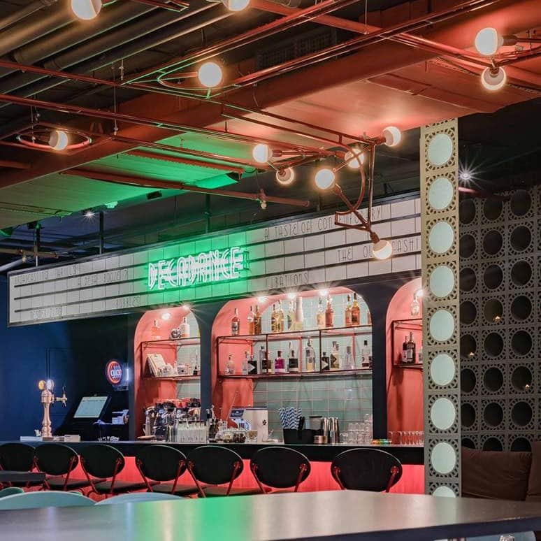 scaune insirate la barul Decadance Bucuresti