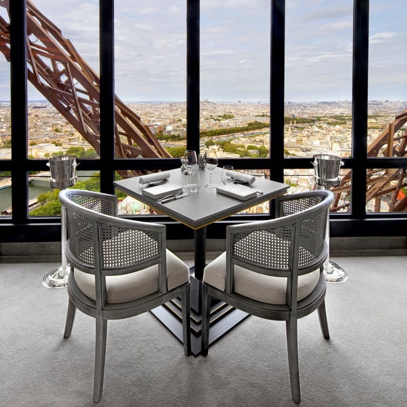 Masa de 2 persoane in fata unei ferestre din restaurant Le Jules Verne, din Turnul Eiffel