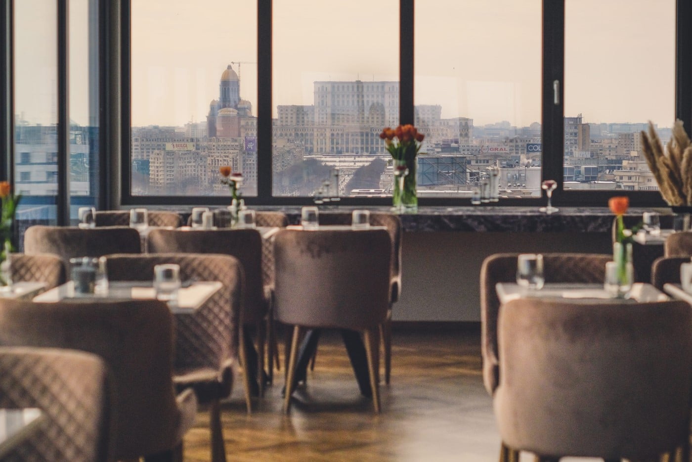 mese din restaurant Amehyst Sky Lounge, cu priveliste catre Palatul Parlamentului