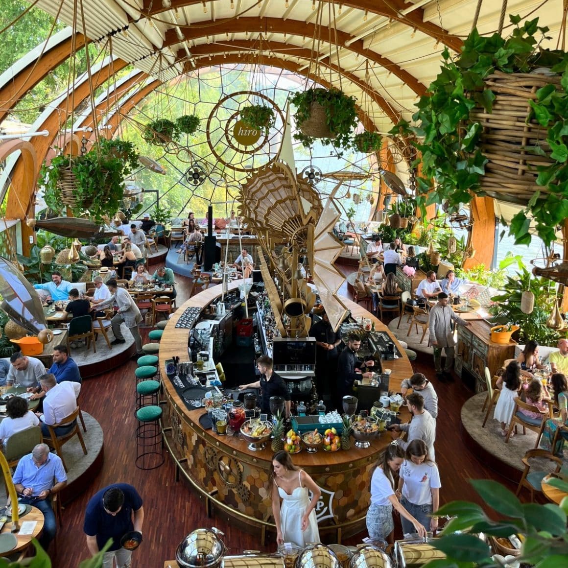 privire de ansamblu de la Hiro bay Herastrau, plin de oaspeti care servesc brunch-ul. restaurante 8 martie