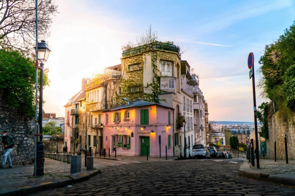 La Maison Rose din paris, aflata la intersectia a 2 stradute pavate cu piatra cubica