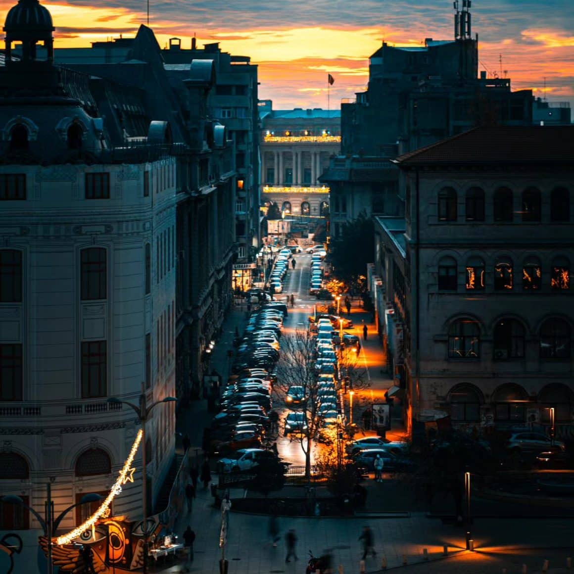 Priveliste de sus asupra strazilor din Centrul Bucurestiului, la apus.