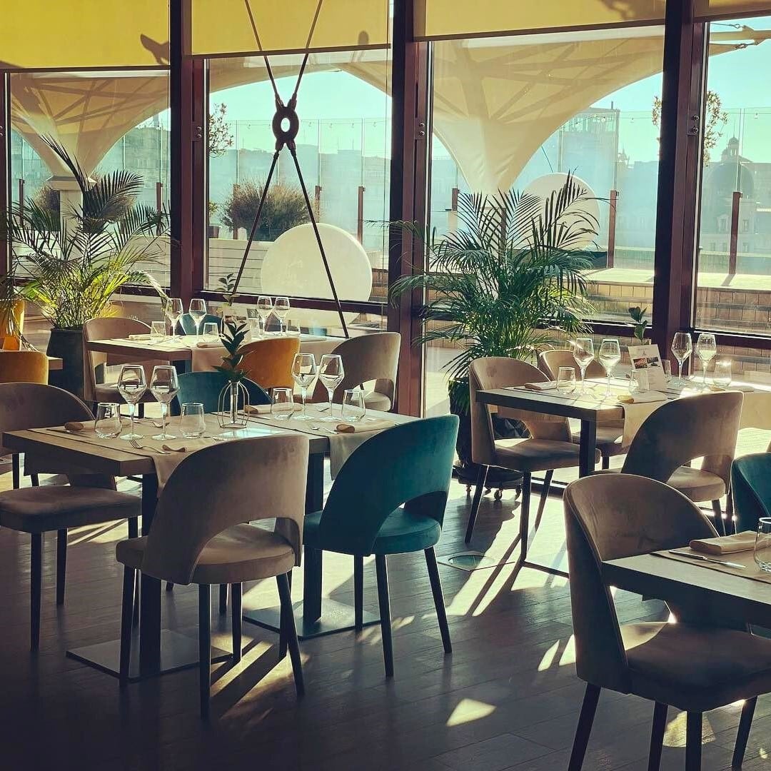 mai multe mese aranjate frumos de la Aria TNB, din interior. Restaurante la înălțime din București