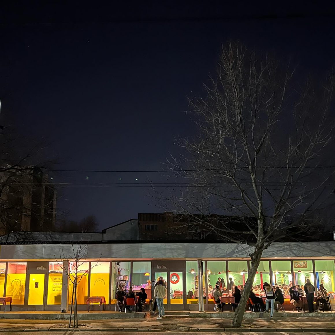 imagine din exterior catre restaurantul balls, fotografiat seara