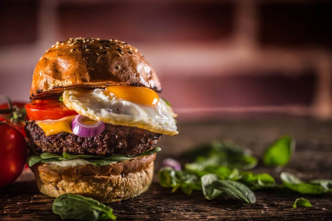 Close up cu un burger cu ou prajit