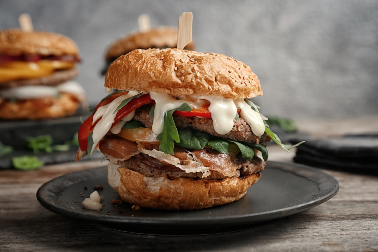 Toppinguri pentru burgeri. Ingrediente inedite, pentru un gust deosebit