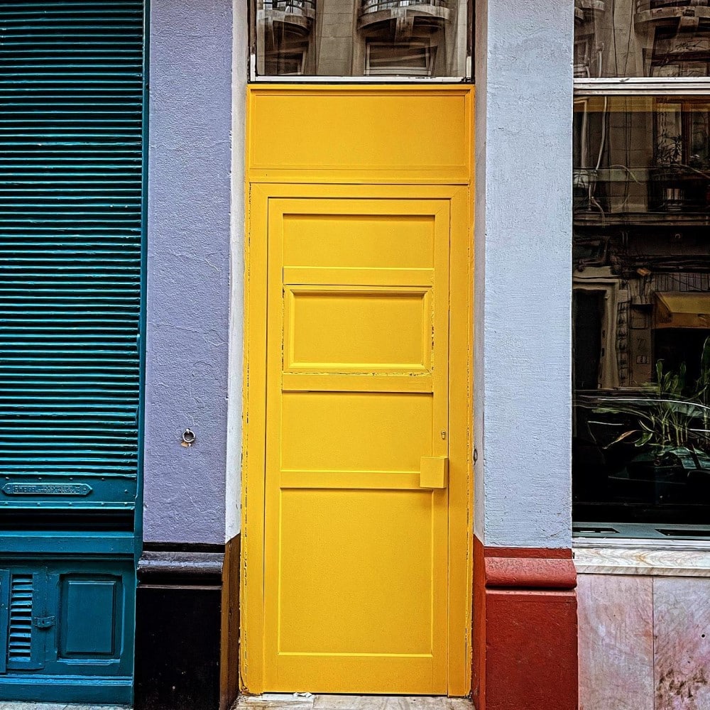 Usa galbena, de la intrarea in DUmicat.