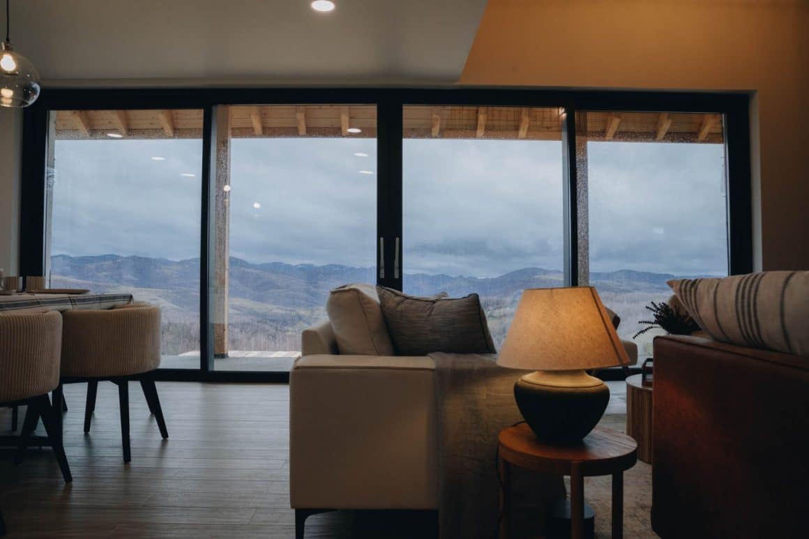 living cu ferestre mari, panoramice, cu veioza aprinsa