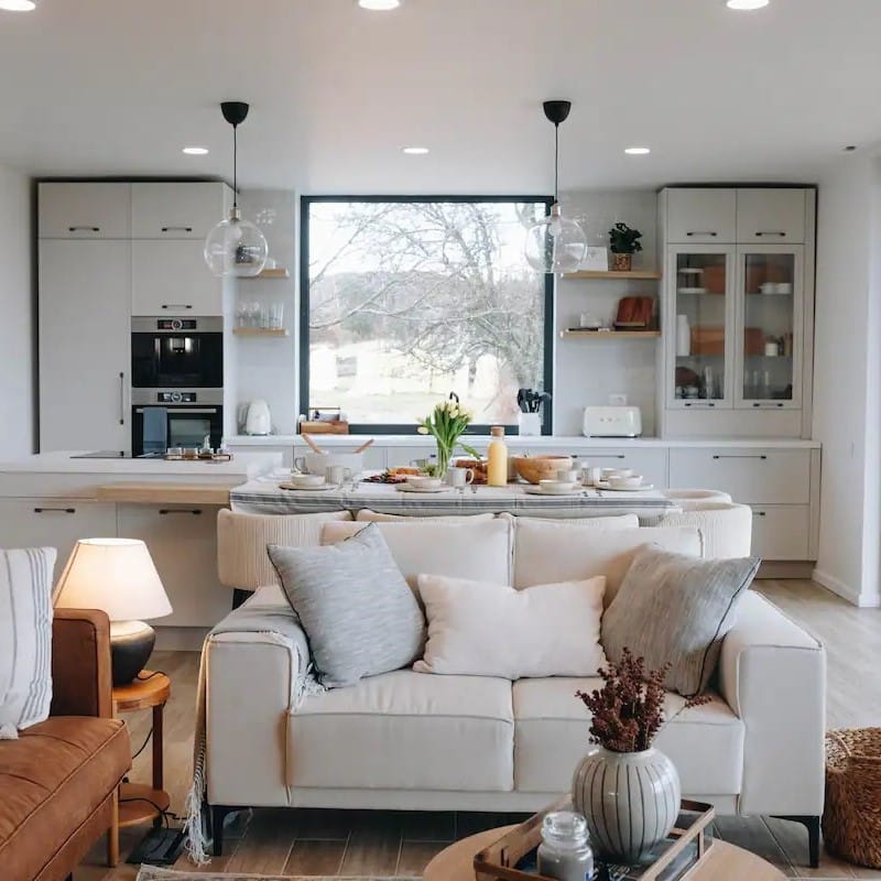 bucataria complet utilata si dotata, in culoarea alb, de la hilltop munteni