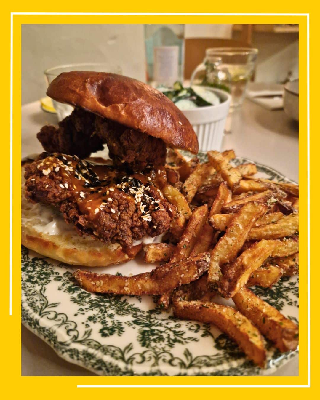 MOM’s Burger, din brioșa făcută de ei în bucătăria restaurantului, cu palina din carne de vită 100% angus, „cafea” din ciuperci, salsa verde și sos picant gochujang