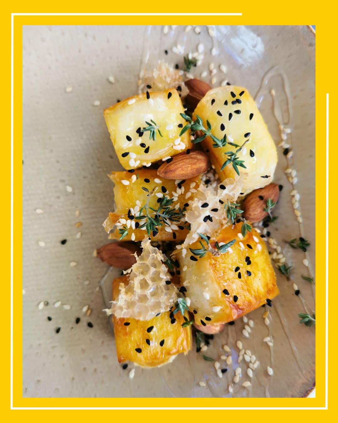 Bucăți de feta, foietaj, cimbrișor, miere, fagure de miere, susan și migdale prăjite