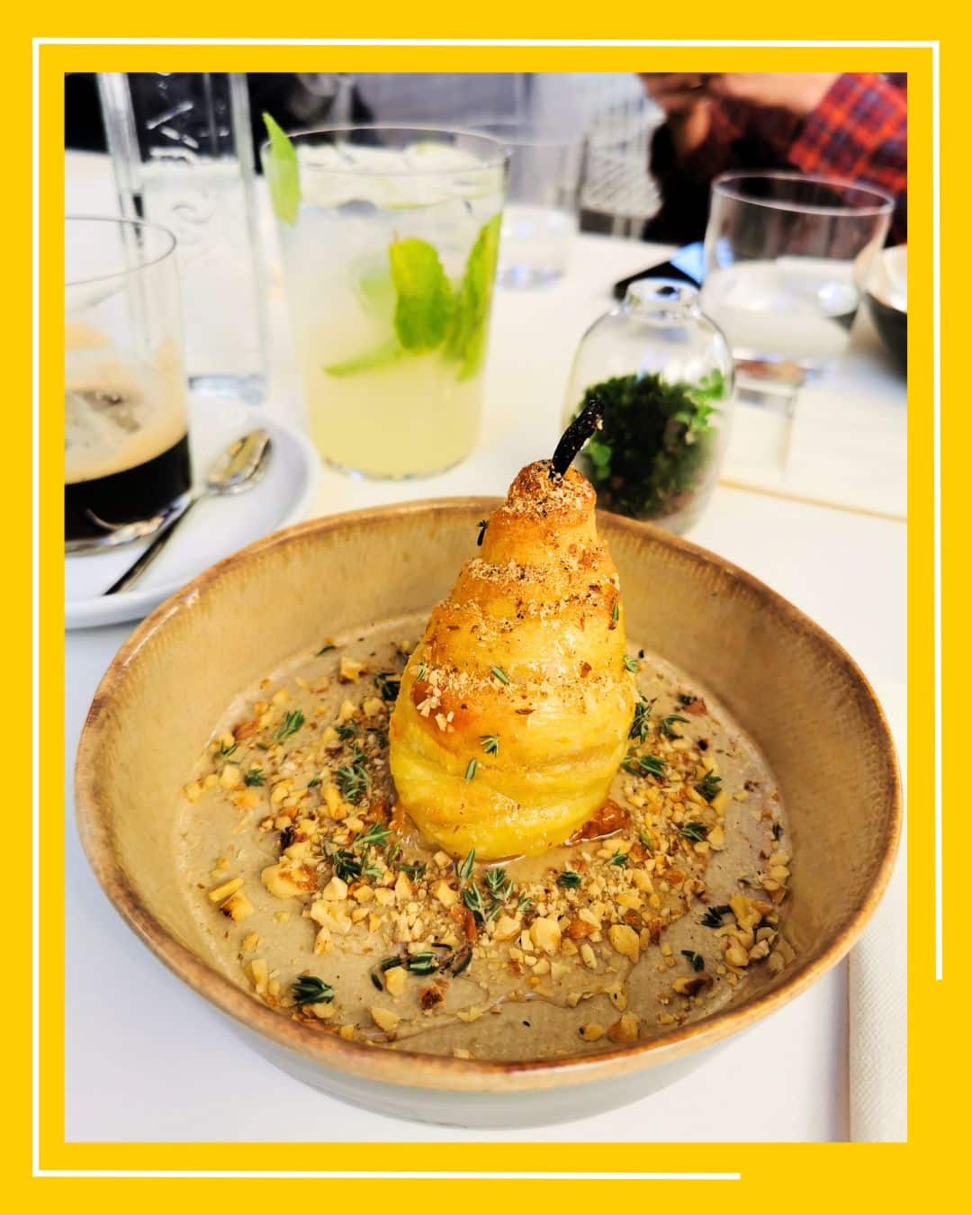 Pară coaptă învelită în foietaj și umplută cu Gorgonzola, nuci coapte, miere și cimbrișor