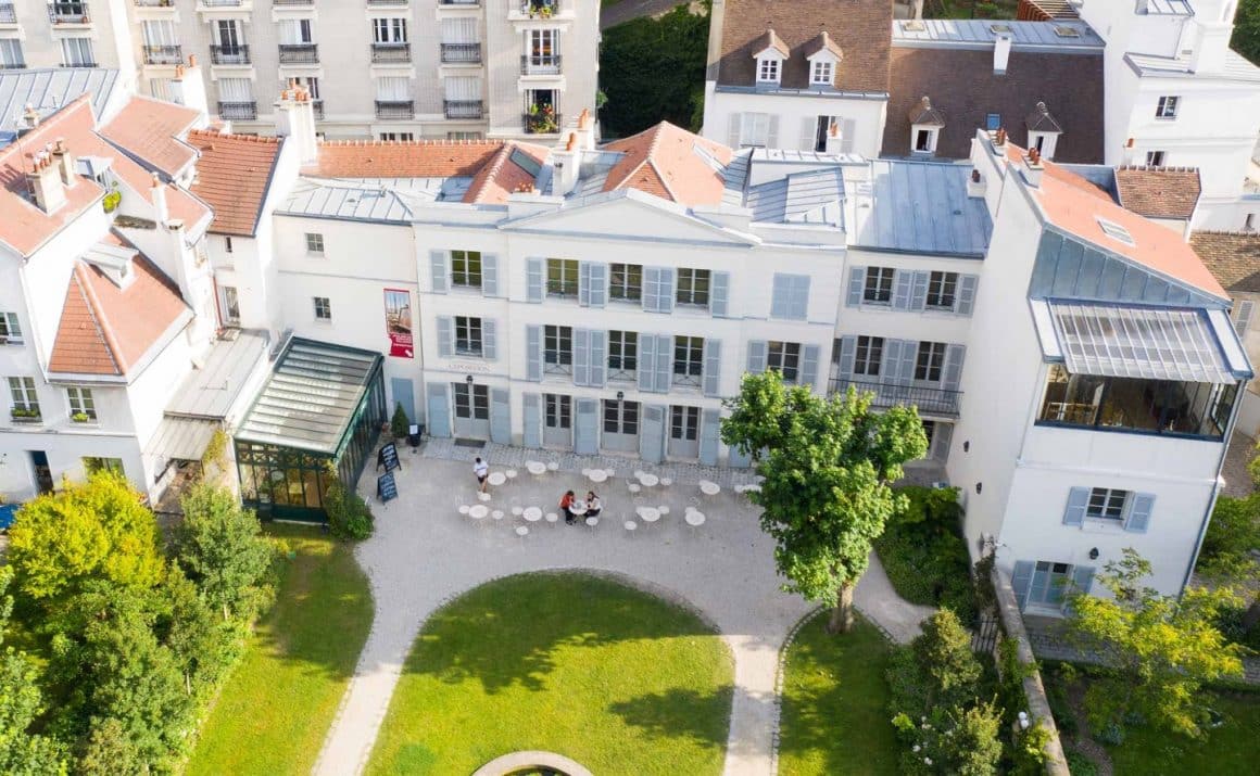 Muzeul Montmartre fotografiat de sus, cu privire spre curtea interioara si Cafe Renoir.