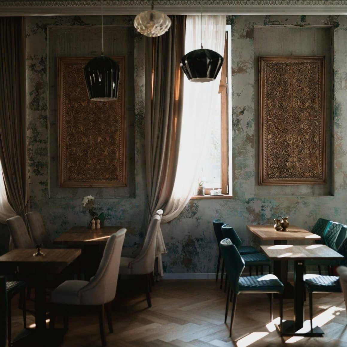 imagine din restaurant Noeme, fotografiat in penumbra, cu geamuri acoperite de draperii