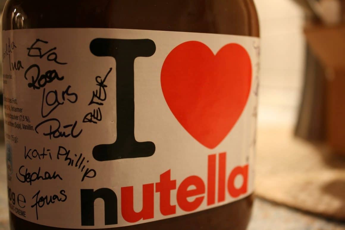 close up cu eticheta de pe un borcan nutella