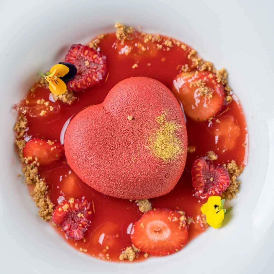 Desert in forma de inima de la restaurant Tuya București. meniuri speciale de Valentine's Day