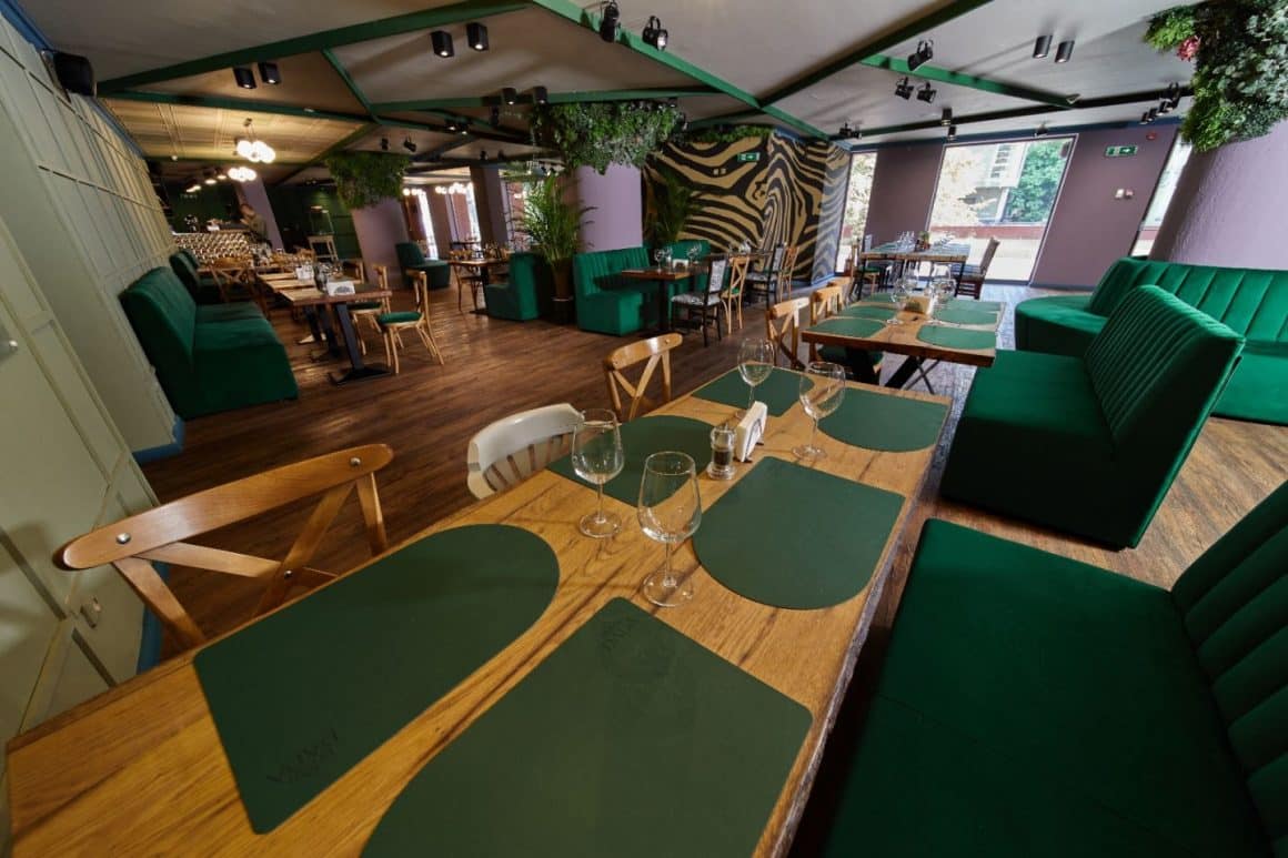 Urban Dada Restaurantcu canapele verzi si interior modern. cu meniuri speciale de Valentine's Day