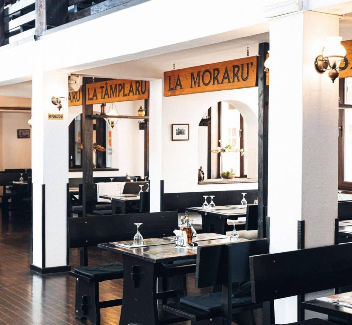 mese din restaurant taverna sârbului, cu specific sârbesc